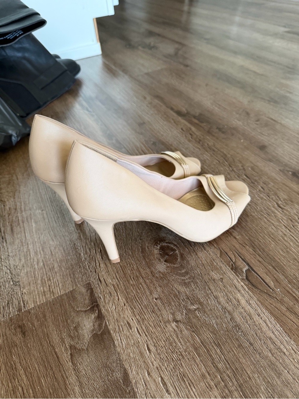 dexflex comfort Women's Nude Heels with Gold Trim